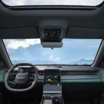 Tampilan dashboard modern dengan stir kiri mewah dari interior mobil Lepas L8