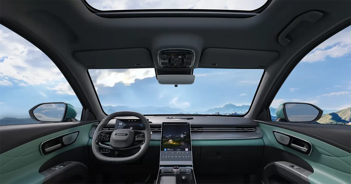 Tampilan dashboard modern dengan stir kiri mewah dari interior mobil Lepas L8