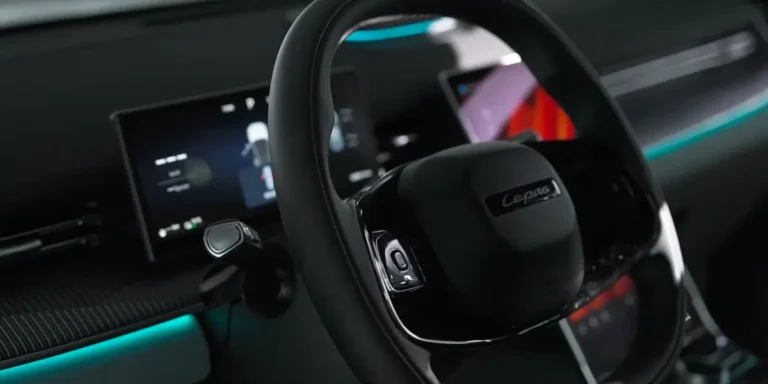 Desain kemudi dan kokpit modern Human-Centric Cockpit pada Chery Lepas L8.