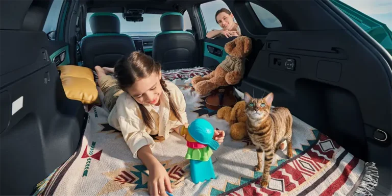 V2L Vehicle-to-Load pada bagasi belakang interior mobil Lepas L8.