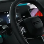 Desain setir dan panel instrumen digital untuk memantau indikator Mode Berkendara Mobil LEPAS L8