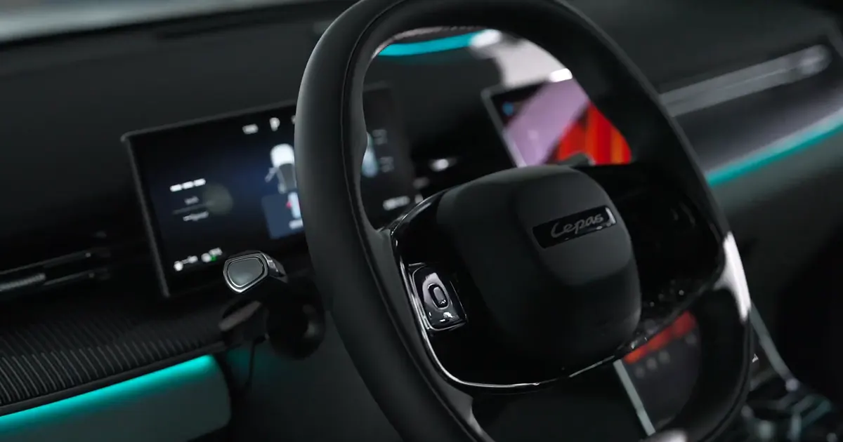 Desain setir dan panel instrumen digital untuk memantau indikator Mode Berkendara Mobil LEPAS L8