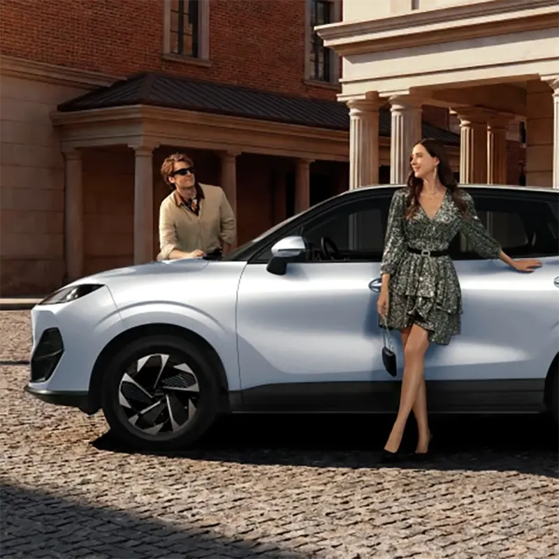 Sepasang laki-laki dan perempuan sedang berfoto dengan mobil chery LEPAS E4
